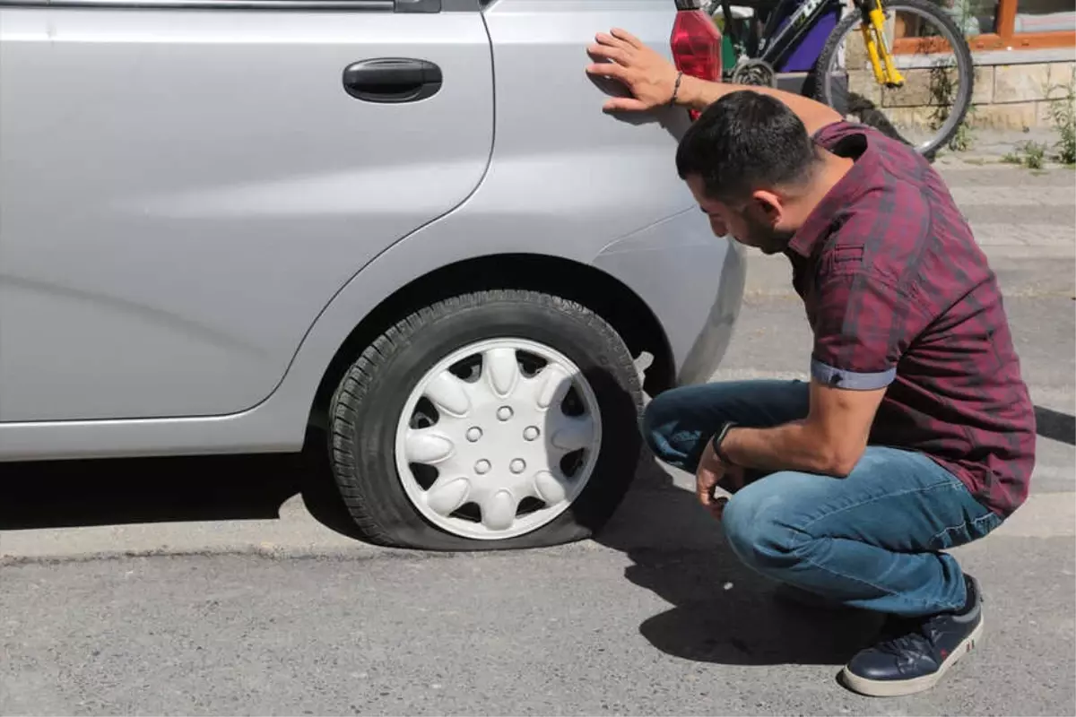 Üsküdar'da Park Halindeki 5 Otomobilin Lastiği Kesildi