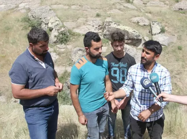 Kaybolduktan 1 Gün Sonra Ölü Bulunan 2 Yaşındaki Sami Yusuf Toprağa Verildi Kaybolduktan 1 Gün Sonra Ölü Bulunan 2 Yaşındaki Sami Yusuf Toprağa Verildi