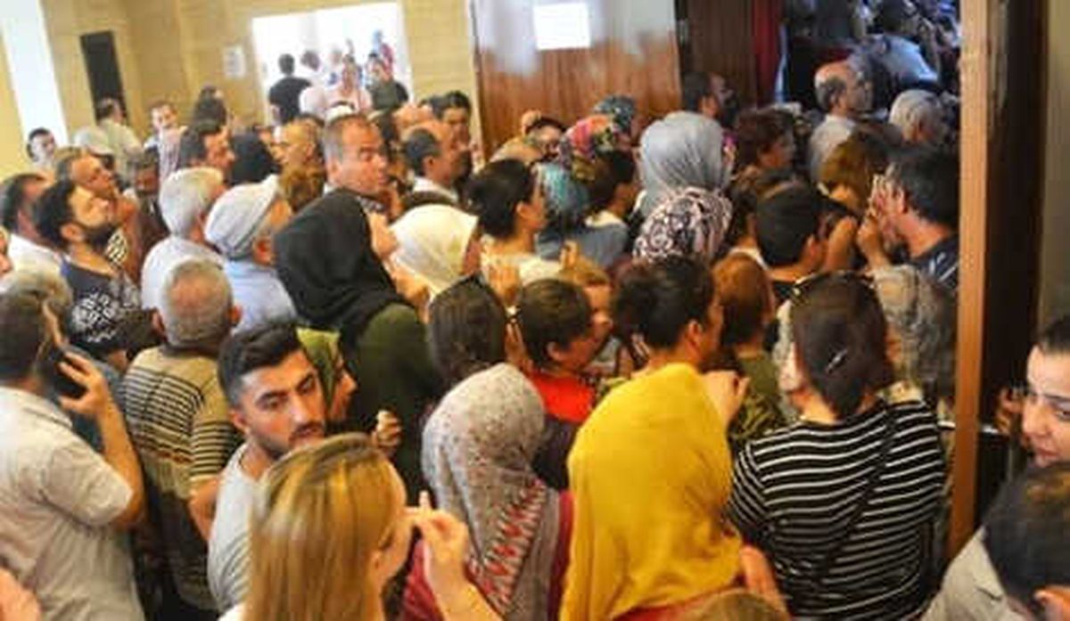 İzmir'de TOKİ Konutlarının Kura Çekimlerinde İzdiham Yaşandı