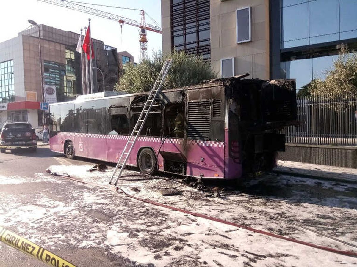 Üsküdar'da Servisten Çıkan Belediye Otobüsü Alevlere Teslim Oldu