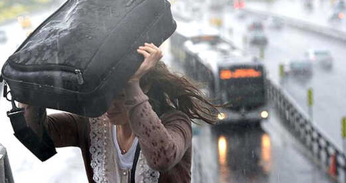 Meteoroloji Uyardı! İstanbul'a Öğle Saatlerinde Sağanak Yağış Geliyor