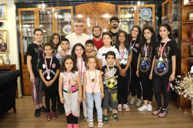 Başkan Kesimoğlu, Minik Muaythai Sporcularını Ağırladı