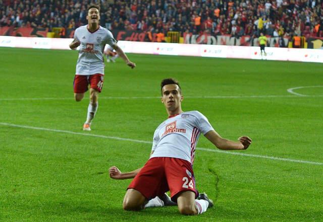 Fenerbahçe, Barış Alıcı ve Berke Özer'le Anlaştı