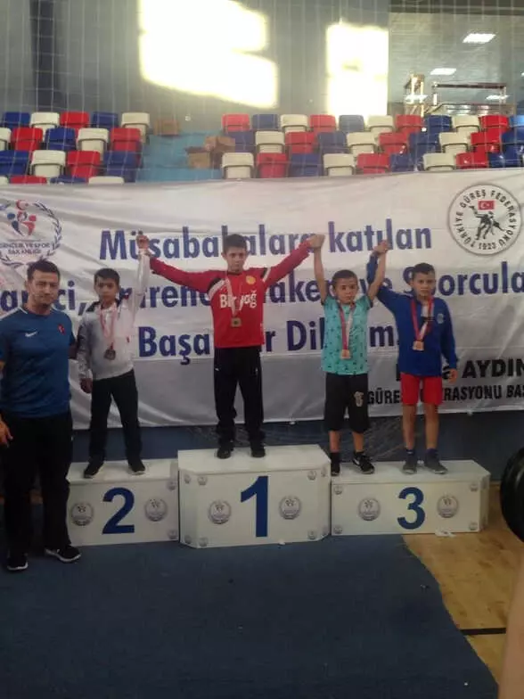 Kağıtsporlu Minik Güreşçiler Umut Veriyor Kağıtsporlu Minik Güreşçiler Umut Veriyor