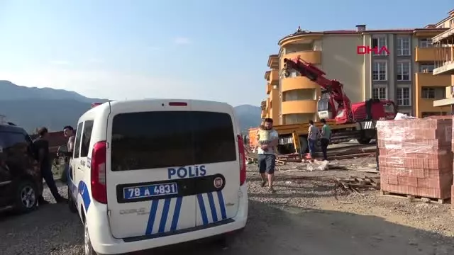 Karabük Evi İçin Çatıya Çıktı Hd Haberler