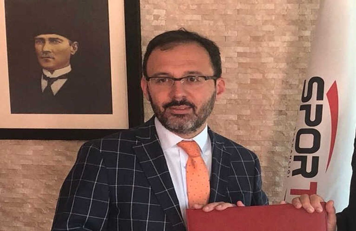 Mehmet Kasapoğlu, Kabinenin İlk Gençlik ve Spor Bakanı Oldu