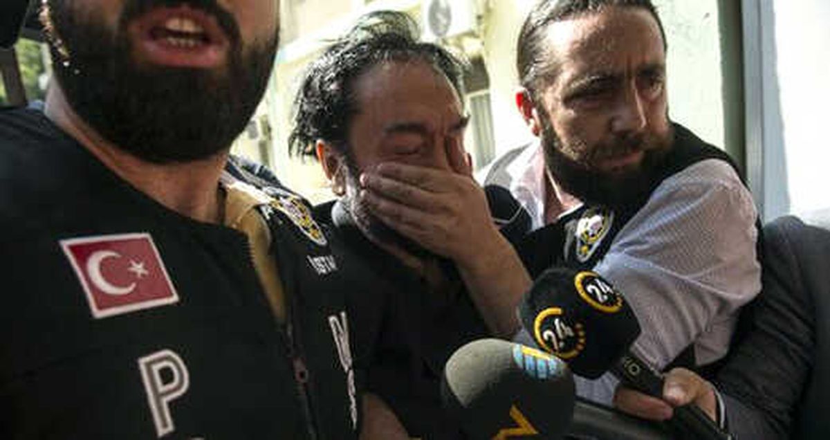 Adnan Oktar'ın Evinde Yapılan Aramada Yüzlerce Silah Ele Geçirildi