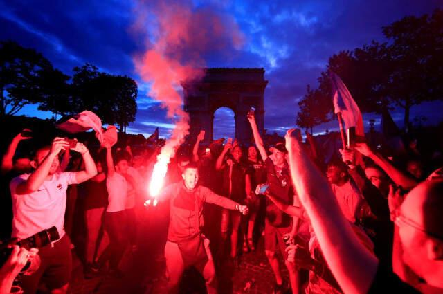 Fransa'nın Dünya Kupasında Finale Çıkması Paris'te Coşkuyla Kutlandı