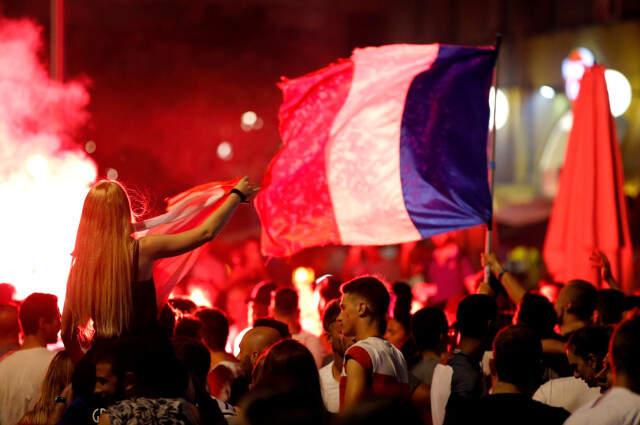 Fransa'nın Dünya Kupasında Finale Çıkması Paris'te Coşkuyla Kutlandı