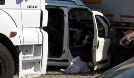 Hafif Ticari Araç, Tır'a Çarptı: 2 Ölü, 2 Yaralı