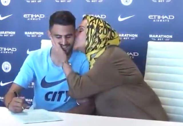 Manchester United'ın Yeni Transferi Mahrez İmza Törenine Annesiyle Birlikte Çıktı