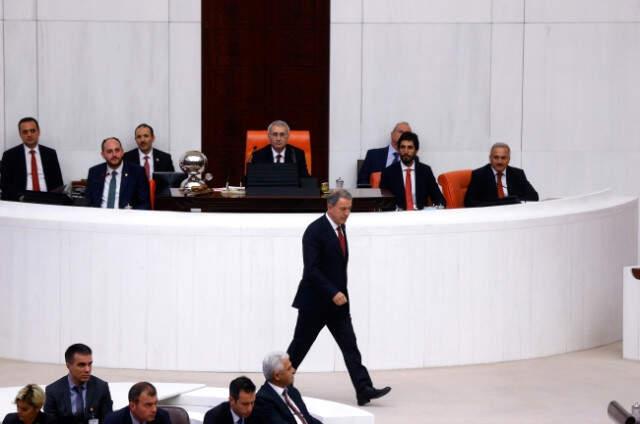 Milli Savunma Bakanı Hulusi Akar: Acemi Sivil Çarpar, Dikkat Milli Savunma Bakanı Hulusi Akar, 58 yıl sonra bu bakanlığa getirilen asker kökenli ilk isim oldu. Tebrikleri de kabul eden Akar, kendisini izleyen kalabalığı görünce, "Acemi sivil çarpar, dikkat" diye espri yaptı. | Sungurlu Haberleri