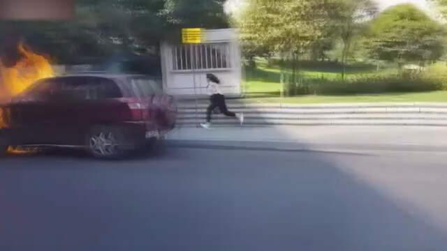 Otobüse Yetişmek İçin Hayatını Hiçe Saydı! Genç Kız, Cayır Cayır Yanan Araca Aldırmadan Koşup Geçti