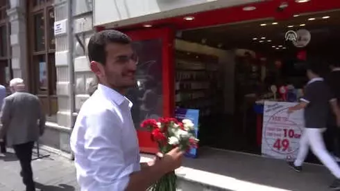 Srebrenitsa İçin Karanfil Dağıttılar Srebrenitsa İçin Karanfil Dağıttılar
