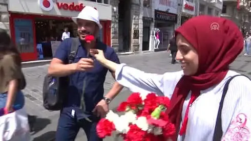 Srebrenitsa İçin Karanfil Dağıttılar Srebrenitsa İçin Karanfil Dağıttılar