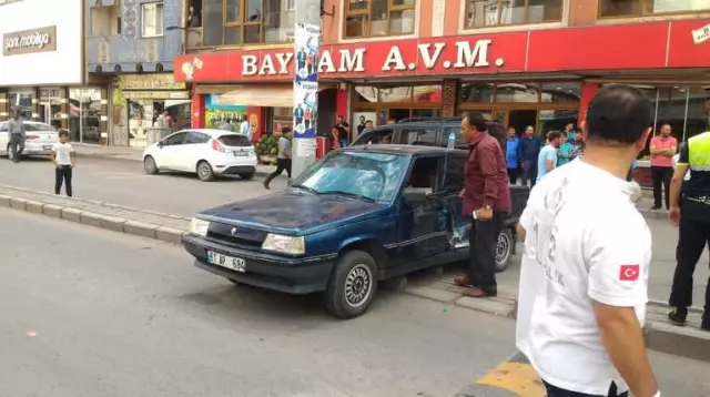 Ağrı'da Otobüsle Çarpışan Otomobil Refüje Çıktı