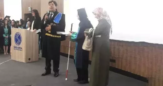 Görme Engelli Genç Kız, Hukuk Fakültesi'nden Mezun Oldu, Annesi de