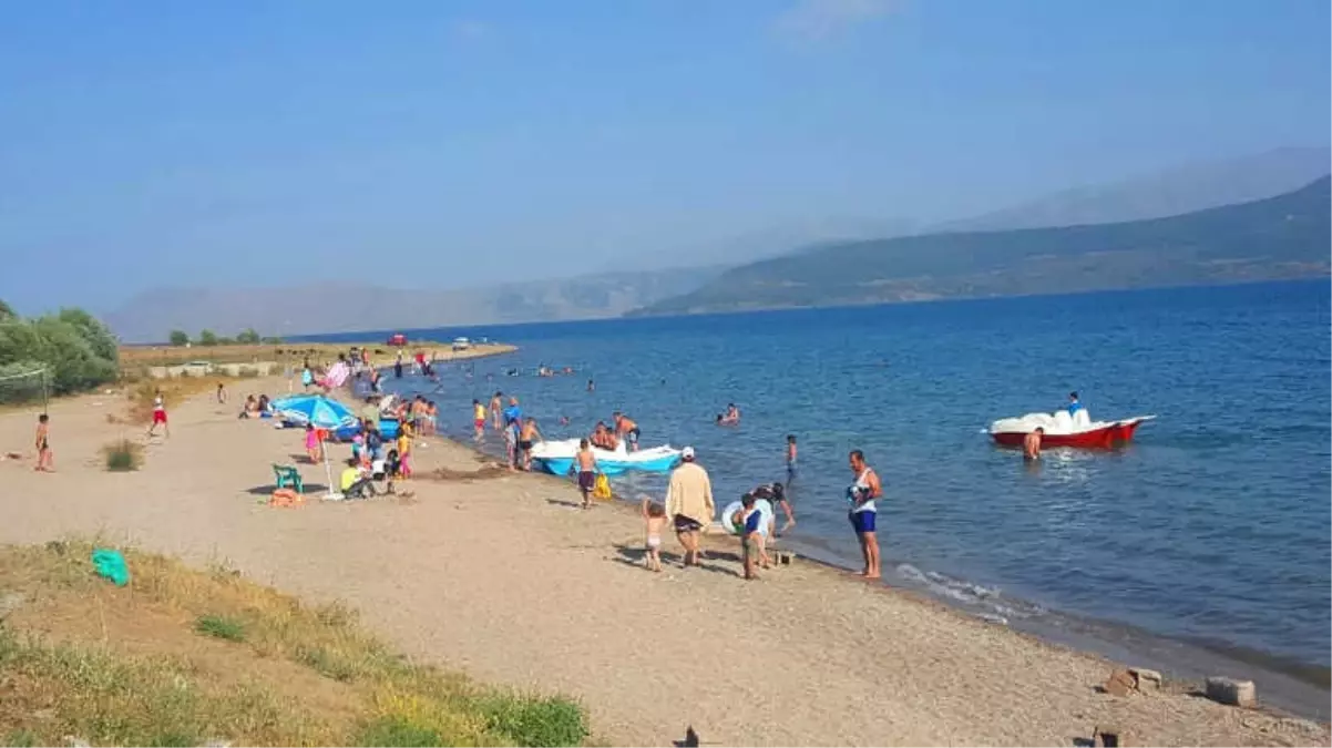 Sıcaktan Bunalanlar Kendini Van Gölü'nün Serin Sularına Bırakıyor