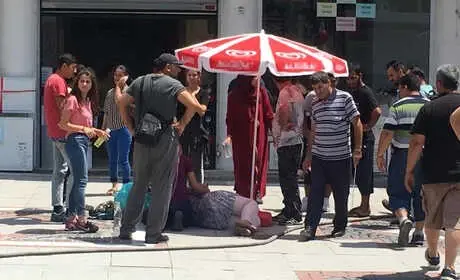 Yaralı Kadını, Şemsiye ile Güneşten Korudular