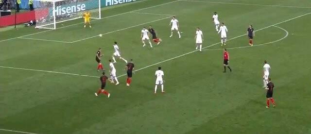 Yarı Final Maçında Saçını Düzelten Futbolcu Takımını Yaktı