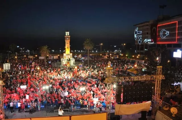 Yüzlerce Kişi 15 Temmuz'da Konak Meydanı'nda Buluşacak Yüzlerce Kişi 15 Temmuz'da Konak Meydanı'nda Buluşacak