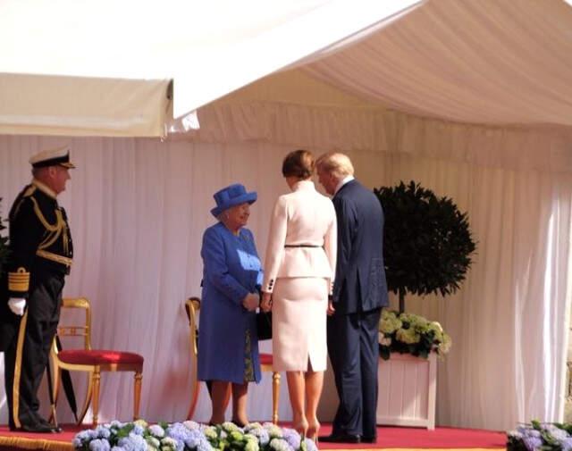 ABD Başkanı Donald Trump ile İngiltere Kraliçesi 2. Elizabeth Bir Araya Geldi