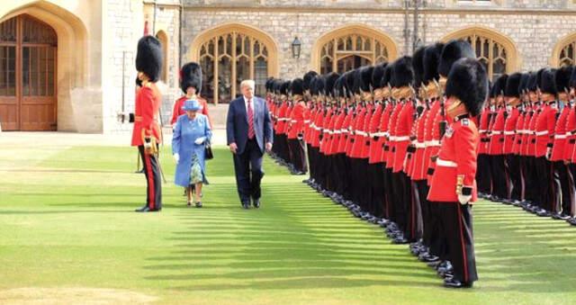 ABD Başkanı Donald Trump ile İngiltere Kraliçesi 2. Elizabeth Bir Araya Geldi