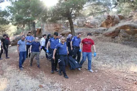 Ağaca Bağladığı İple İntihar Etti