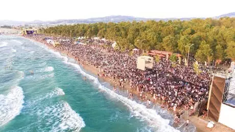 Kuşadası Gençlik Festivali'nde Duman ve Pentagram Rüzgarı Kuşadası Gençlik Festivali'nde Duman ve Pentagram Rüzgarı