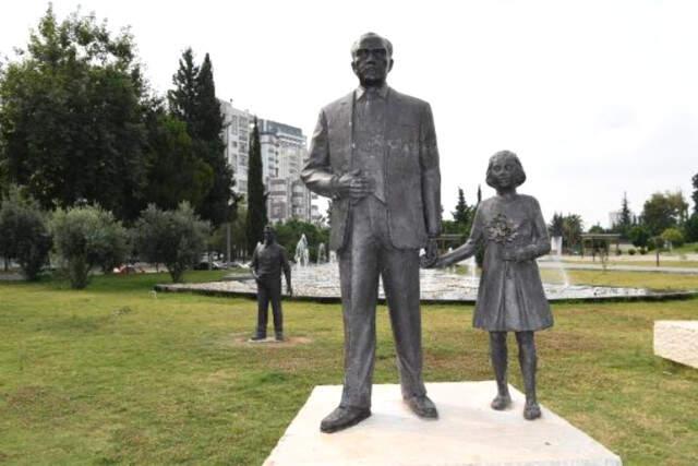 Satırla Atatürk Büstüne Vuran Saldırganı, Kalabalığın Elinden Polis Kurtardı
