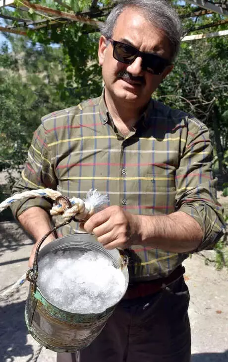 Temmuz Sıcağında Kuyulardaki Kar ve Suyla Serinliyorlar Temmuz Sıcağında Kuyulardaki Kar ve Suyla Serinliyorlar