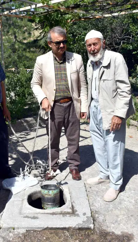 Temmuz Sıcağında Kuyulardaki Kar ve Suyla Serinliyorlar Temmuz Sıcağında Kuyulardaki Kar ve Suyla Serinliyorlar