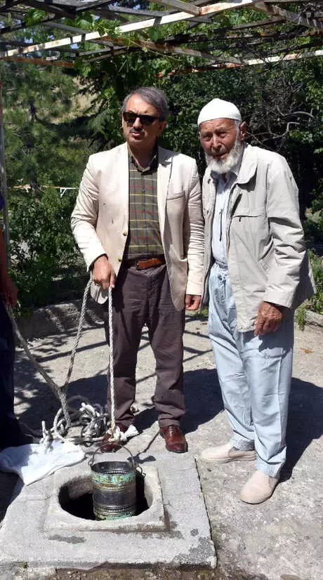Temmuz Sıcağında Kuyulardaki Kar ve Suyla Serinliyorlar Temmuz Sıcağında Kuyulardaki Kar ve Suyla Serinliyorlar