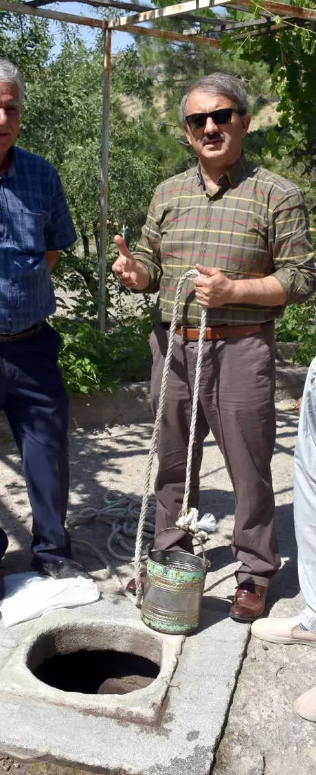 Temmuz Sıcağında Kuyulardaki Kar ve Suyla Serinliyorlar Temmuz Sıcağında Kuyulardaki Kar ve Suyla Serinliyorlar