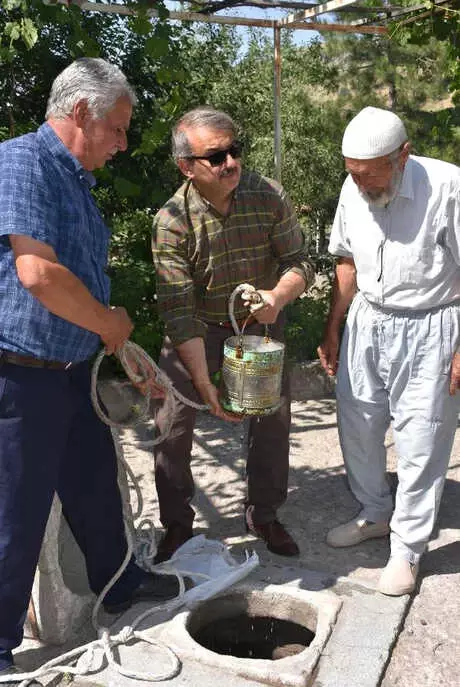 Temmuz Sıcağında Kuyulardaki Kar ve Suyla Serinliyorlar Temmuz Sıcağında Kuyulardaki Kar ve Suyla Serinliyorlar