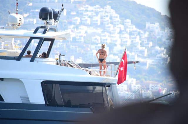 Ünlü Oyuncu Pınar Altuğ Hamilelik Haberlerini Yalanladı