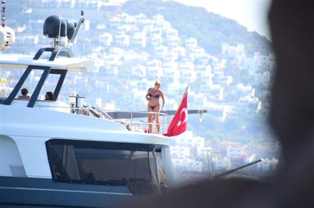 Ünlü Oyuncu Pınar Altuğ Hamilelik Haberlerini Yalanladı