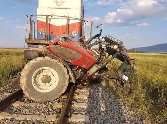 Afyonkarahisar'da Tren Traktöre Çarptı, 1 Kişi Hayatını Kaybetti