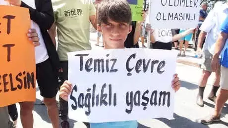 Burhaniye'de Tatilcilerden Yol Kapatma Eylemi