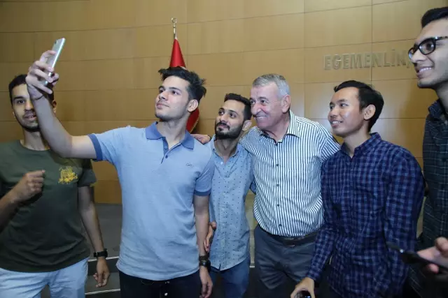 Dünya Çocukları Gaziemir'de İngilizce Öğretecek