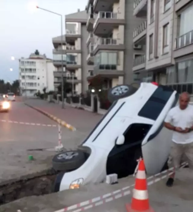 Erdek'de Otomobil Çukura Düştü