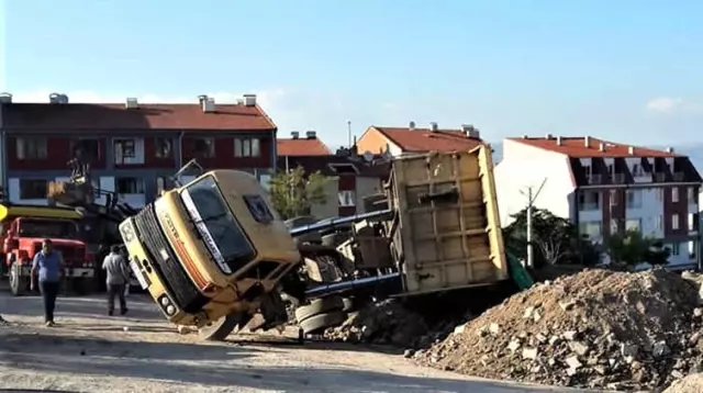Hafriyat Kamyonu Yan Yattı