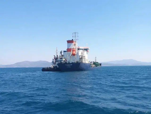 Kuşadası Açıklarında Akaryakıt Gemisi Su Almaya Başladı