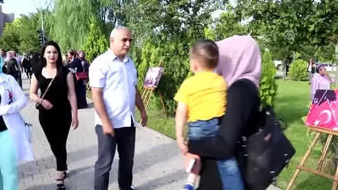 Mezuniyet Törenine Torunuyla Katıldı Mezuniyet Törenine Torunuyla Katıldı
