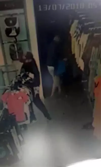 Yangın Tüpü ile Camı Kırıp Elbise Çaldılar