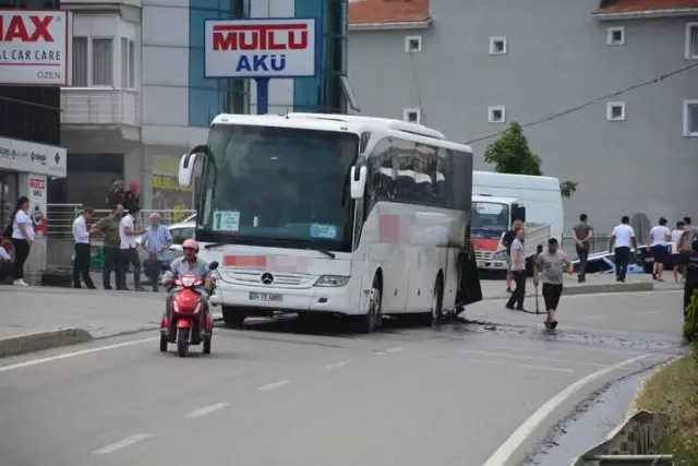 Sinop'ta Tur Otobüsü Seyir Halindeyken Alev Aldı