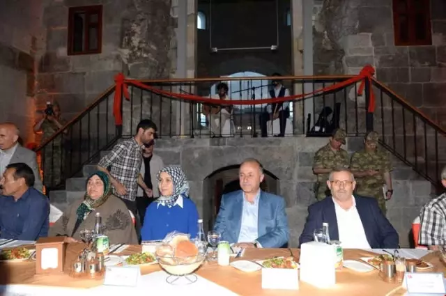 Erzurum'da Şehit Aileleri ve Gaziler 15 Temmuz Yemeğinde Buluştu Erzurum'da Şehit Aileleri ve Gaziler 15 Temmuz Yemeğinde Buluştu