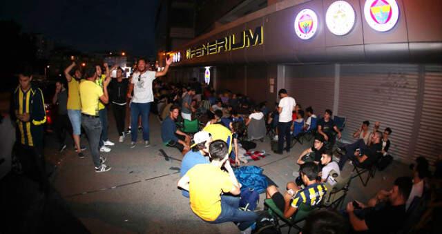 Fenerbahçeli Öğrenciler Kombinelere Geceden Akın Etti