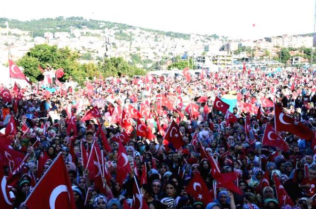 Şehitler Köprüsünde İnsan Seli