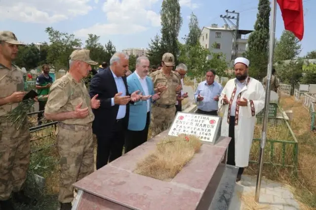 Van'da Şehit Mezarları Ziyaret Edildi Van'da Şehit Mezarları Ziyaret Edildi